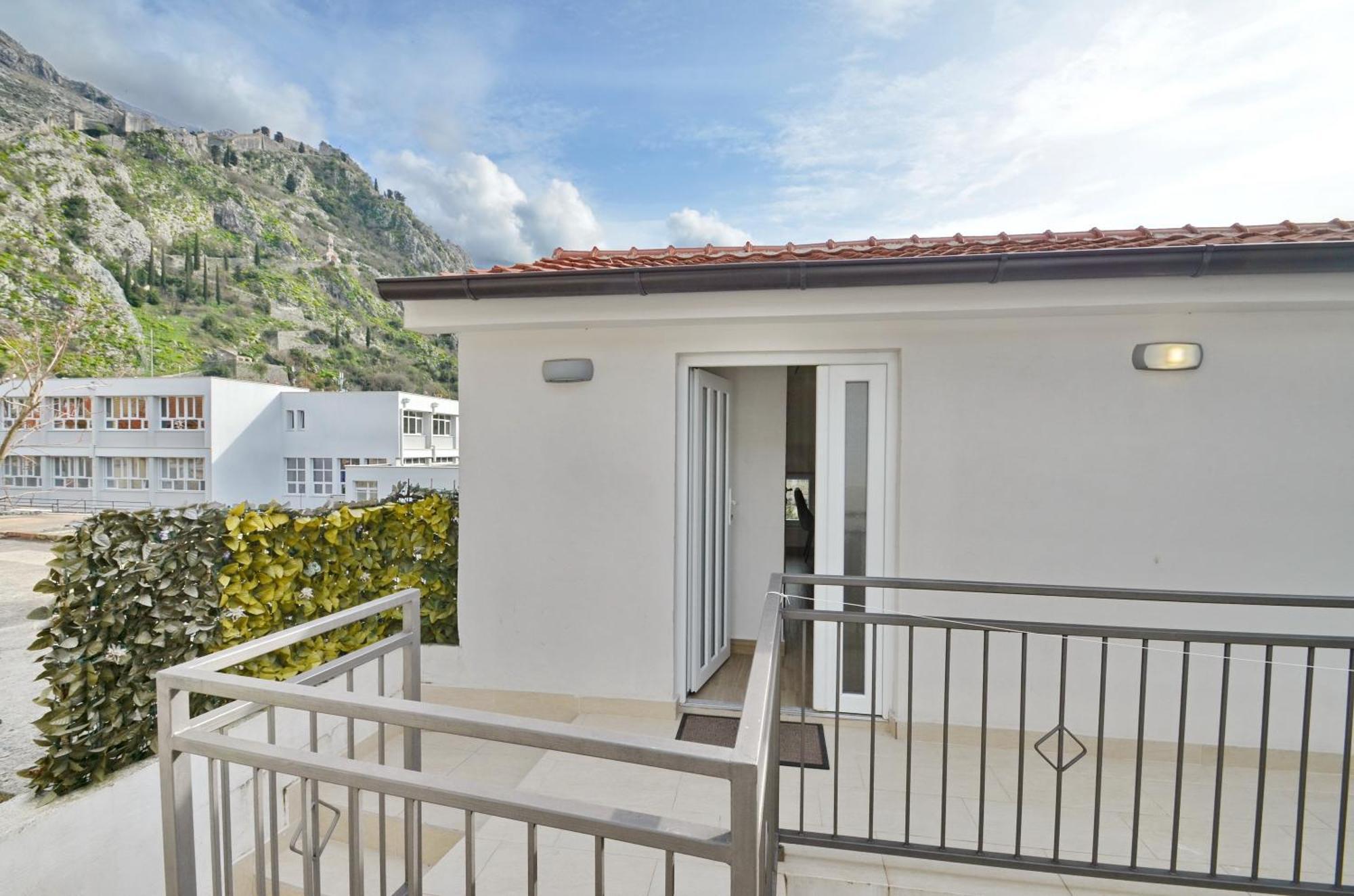La Mar Mar Apartment Kotor Bagian luar foto